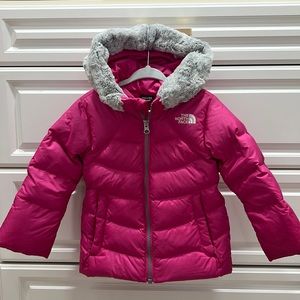 North face toddler jacket with pockets and fur trim hood